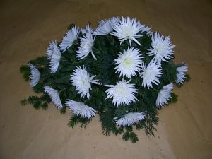 Gesteck weiße Strahlenchrysathemen (1)